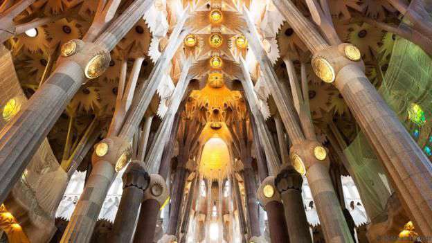 151116162408_sagrada_familia_interior