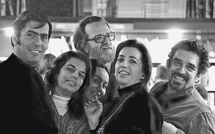 Llosa ve eşi Patricia Llosa, José Donoso ve eşi María Ester Serrano, Márquez ve eşi Mercedes Barcha Pardo, Barcelona, 1960’lar.