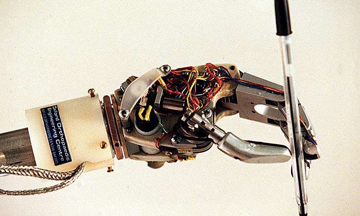 1997-ROBOT-HAND-HOLDING-P-009