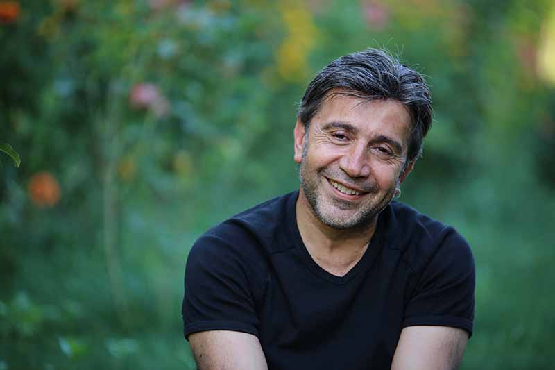 Özgün E. Bulut: '"Beni yazmaya iten Martin Eden'in yazı serüvenidir." -  Oggito