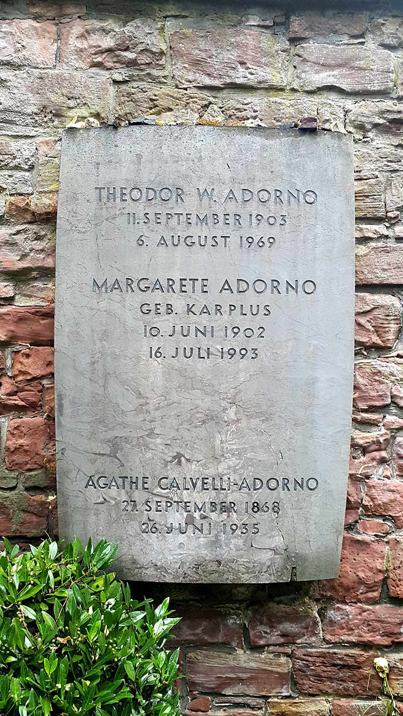 adorno